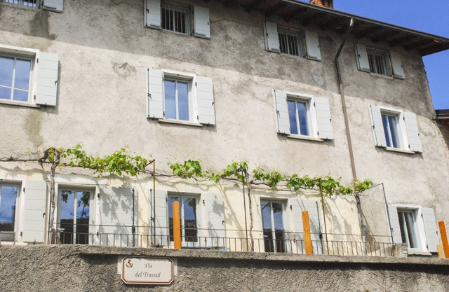 Beautiful apartment with furnished balcony and fantastic lake view with pool
