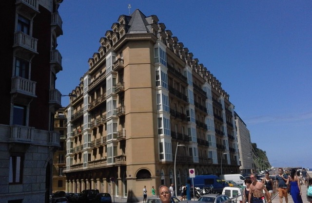 Beautiful apartment in a high standing building in the heart of the city