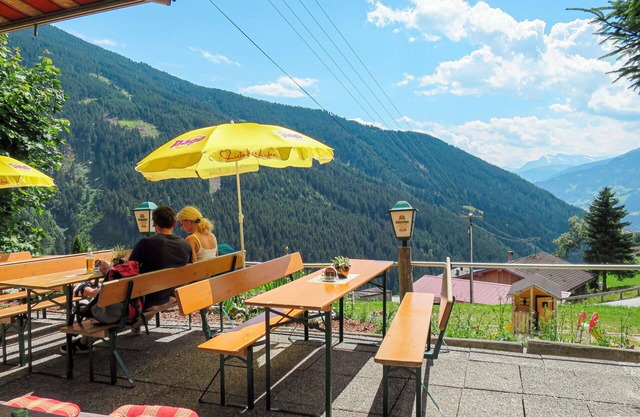 Beautiful apartment for 14 guests with WIFI, TV, balcony and parking