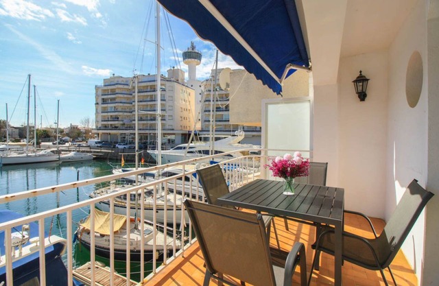 Beautiful apartment 1st floor, 2 bedroom in the main port of Empuriabrava