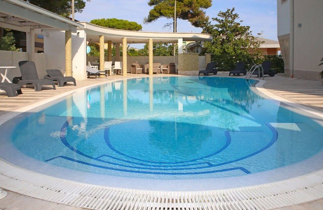 Beautiful apartment for 8 people with A/C, pool, WIFI, TV, balcony and pets allowed