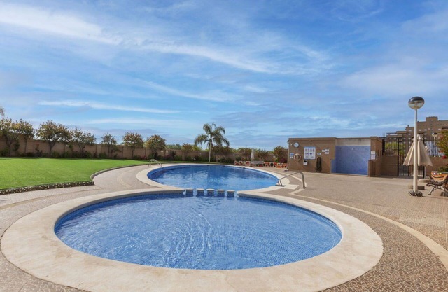 Beautiful apartment for 4 guests with A/C, WIFI, pool, TV, terrace, pets allowed and parking