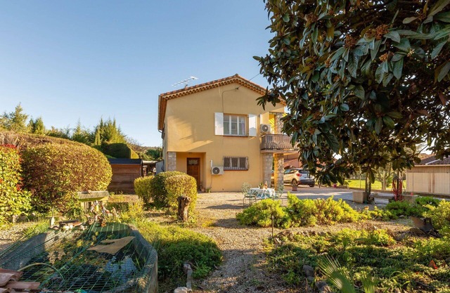 Beautiful apartment for 4 guests with A/C, WIFI, TV and balcony