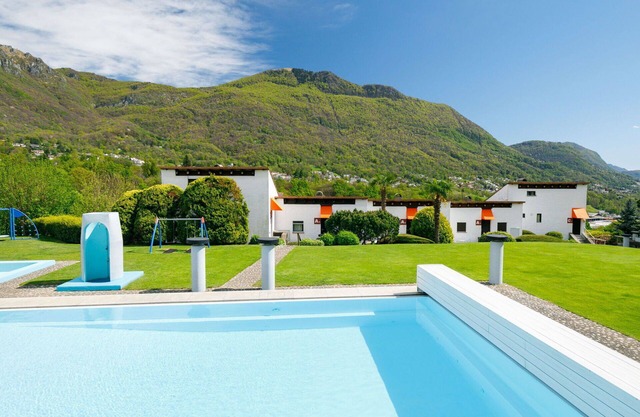 Beautiful apartment for 5 people with WIFI, pool, patio, pets allowed and panoramic view