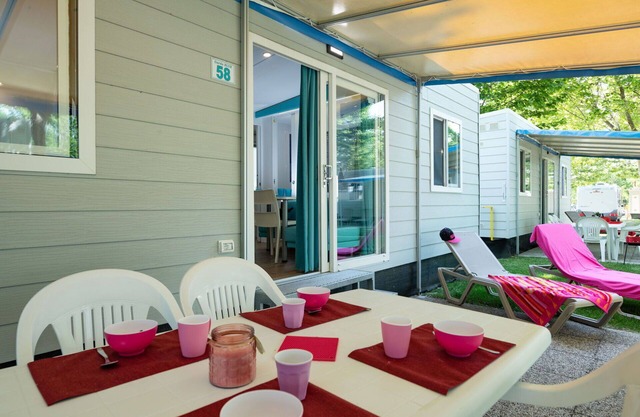 Beautiful apartment in villa for 5 guests with WIFI, pool, A/C, TV, patio and parking