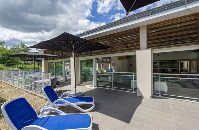 Beautiful apartment in villa for 3 guests with internet, pool, TV, terrace and pets allowed
