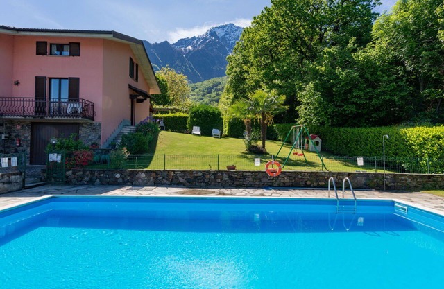 Beautiful apartment in villa for 6 guests with WIFI, pool, TV, terrace and pets allowed