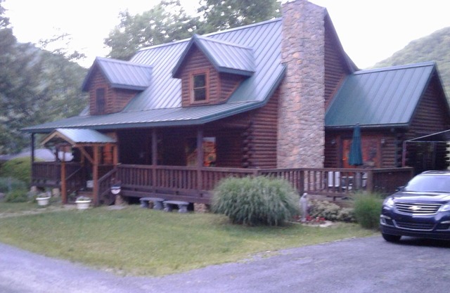 Beautiful apartment in a rustic log home on theAllegheny River.