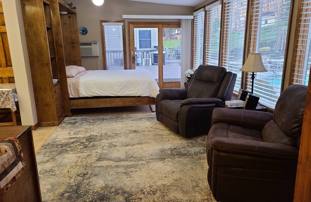 Beautiful apartment in rural Redding surrounded by New Enland foliage