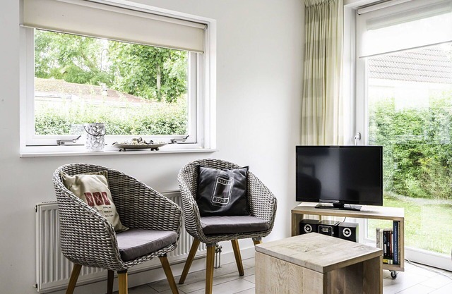 Beautiful apartment in villa for 4 guests with WIFI, TV, terrace, pets allowed and parking