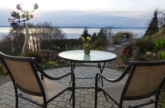 Beautiful Apartment with Stunning Ocean and Mountain Views
