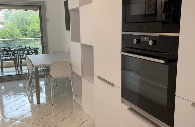 BEAUTIFUL APPT 2 P REFURBISHED IN QUIET AIR-CONDITIONED SWIMMING POOL 10 MN SEA