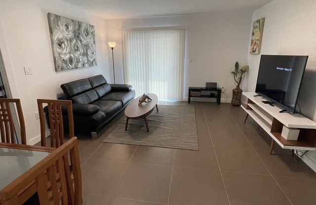 Beautiful Apto. Great Location 2 bedrooms 2 full Baths 1100 SQF! Free Parking