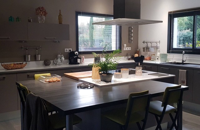 Beautiful architect-designed house in the heart of nature, 3 min from town center