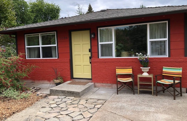 Beautiful Art Filled Home 15 minutes to Downtown