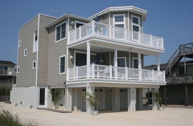 Beautiful Bayside Home Close to Beach
