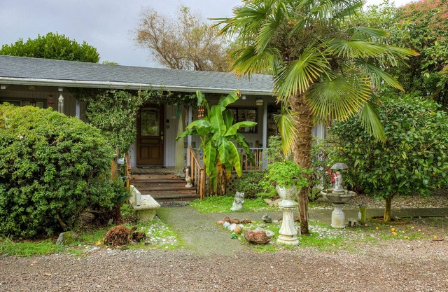 Beautiful Beach access/River Front Hot tub and Fire pit