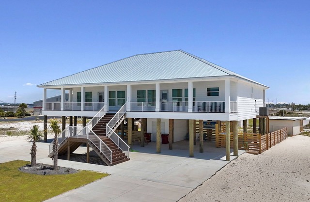 Beautiful Beach Home Steps from the crystal blue waters of Navarre Beach!