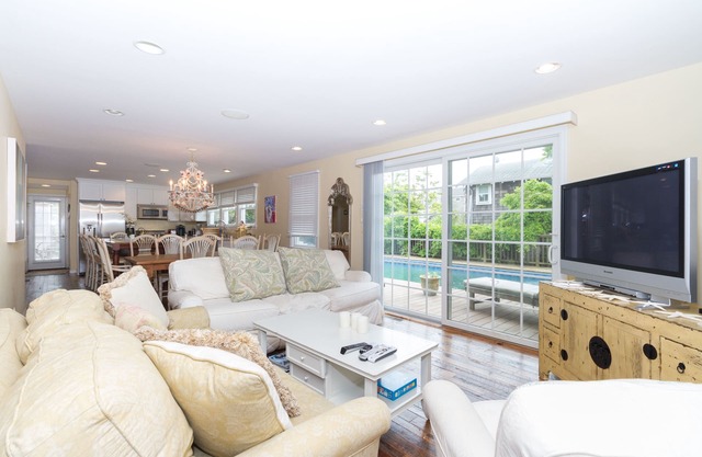 Beautiful Beach House with Large Swimming Pool in Ocean Beach