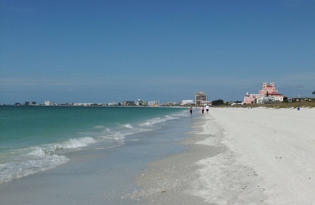 Beautiful Beachfront House, Private Beach Access, Historic Pass-A-Grille, Hottub