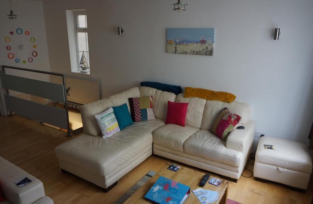 Beautiful beachside detached house with garage, FREE parking and garden