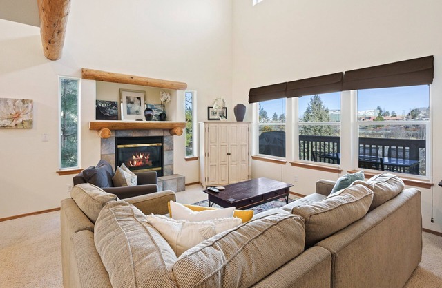 Beautiful Bend Townhouse - Country Feeling Right in Town!