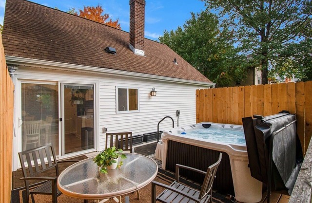 Beautiful Benson Cottage with Year-Round Hot Tub!