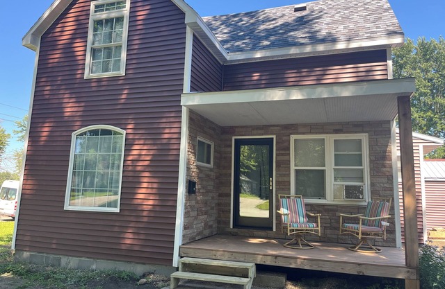 Beautiful Big 3-bedroom house with WiFi, AC in tranquil Storm Lake