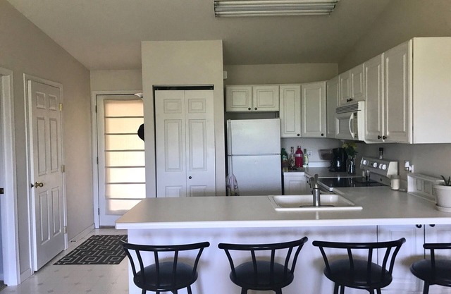 Beautiful bluff top condo overlooking Coffee Mill Ski and Mississippi river.