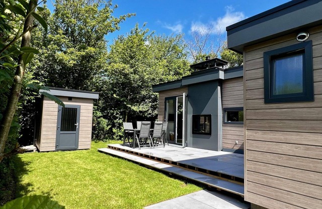 Beautiful, brand new and uniquely designed chalet with pretty garden. Very spacious, modernly furnished for 5 people with luxurious "infinity" gas fireplace, wash-and-dryer and free WiFi.