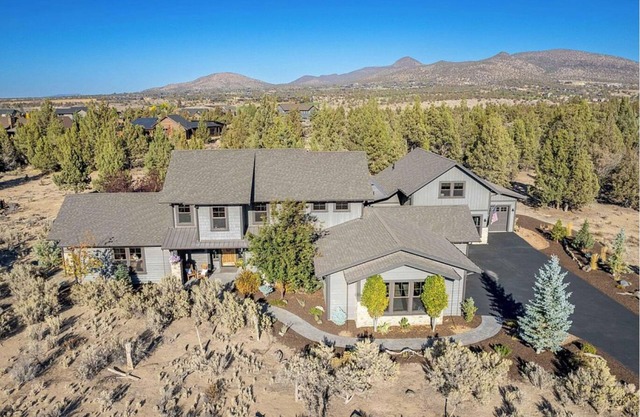 Beautiful Brasada 4 bdrm Theater, WiFi, Fire Pit, Hot Tub, Poker Table, Karaoke!