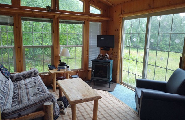 Beautiful Cabin Next To Hiking and Snowmobile Trails And Forest Reserve