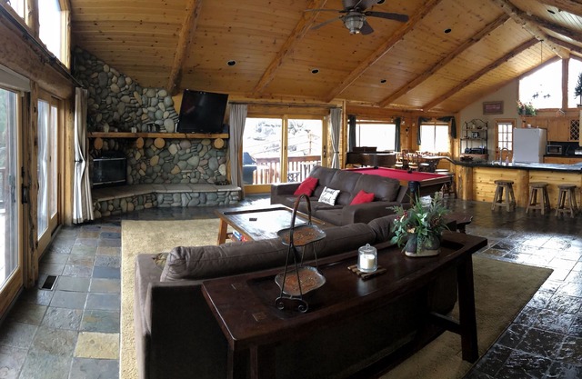 Beautiful Cabin With Hot Tub And Walking Distance to Octoberfest