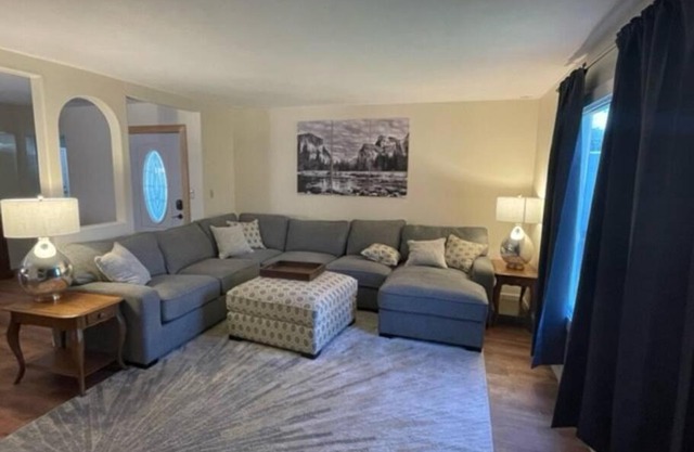Beautiful, Centrally located home. (Sleeps 8)