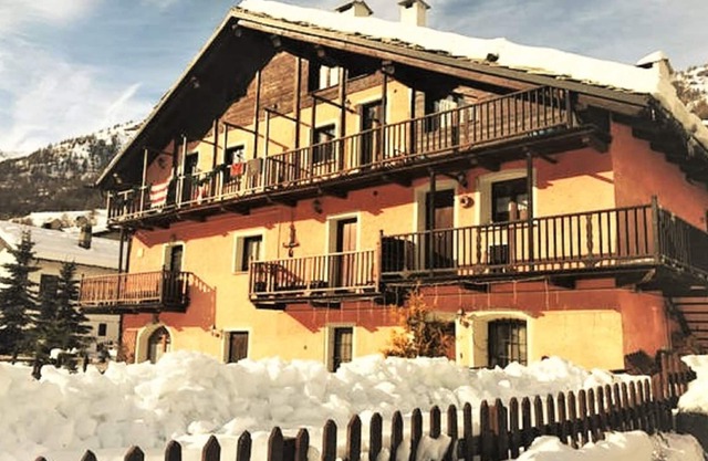 Beautiful chalet with garden and fireplace 10px, on the ski slopes