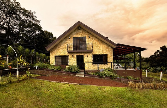 Beautiful chalet in Fraijanes, Poás. Just 30 minutes away from SJO Airport.