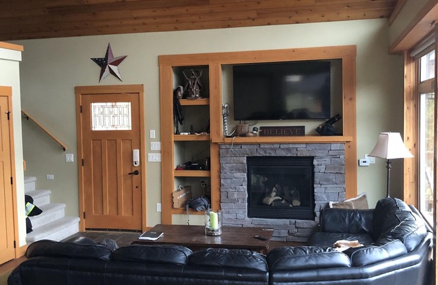 Beautiful Chalet overlooking Slocan Lake! September Special Discounts!