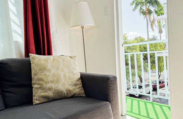 Beautiful Chandeliers, Cozy & Enjoyable Studio - Balcony/FREE WIFI - 301