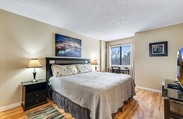 Beautiful, clean, & quiet condo located in DTC!