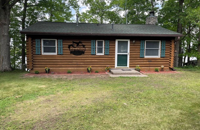 Beautiful, clear water lakefront 2-bedroom cabin on Horseshoe Lake pet friendly