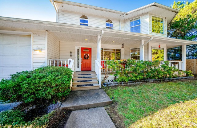 Beautiful coastal escape on golf course w/enclosed yard & private gas grill