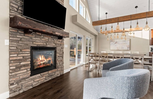Beautiful, Comfortable, & Spacious: Lakeview with Hot Tub and Entertainment Room