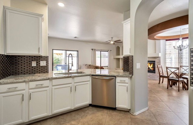 Beautiful Condo in East Mesa - close to A LOT of Shopping, Hiking & Biking