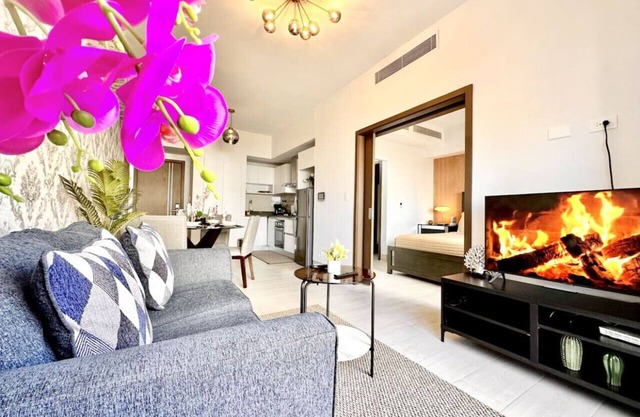Beautiful Condo, Spectacular Rooftop Lounge, Pool and Social Areas
