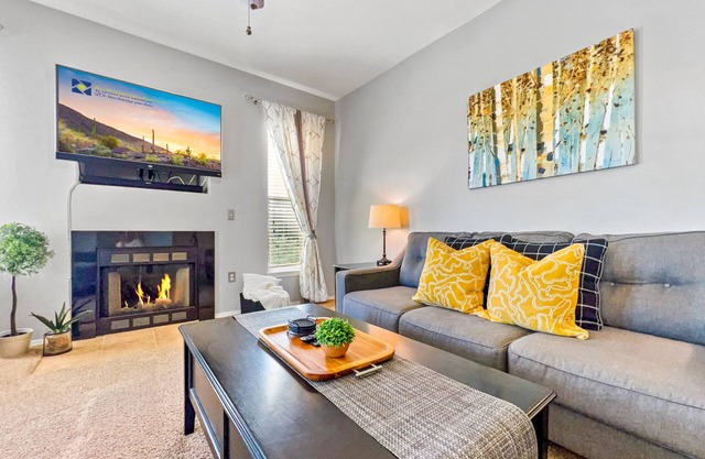 Beautiful Condo with Pool, Spa and One Car Garage!