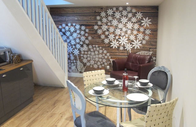 Beautiful contemporary split level newly converted apartment ,sleeps up 6