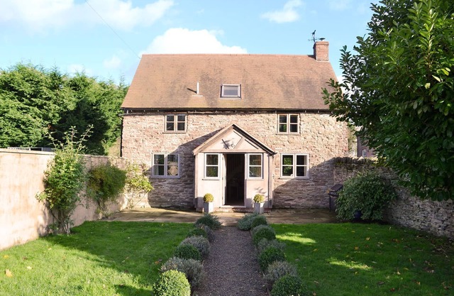 Beautiful conversion of a 17th century detached barn with private fishing lake. Pet-friendly