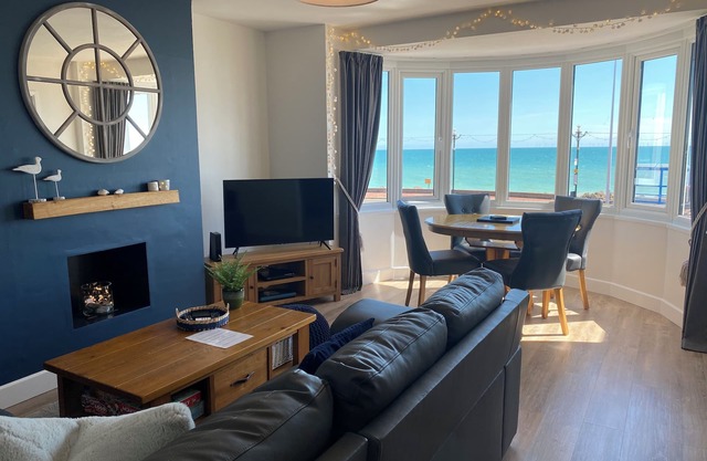 Beautiful cosy seafront 2 bed apartment with private parking - sleeps 4