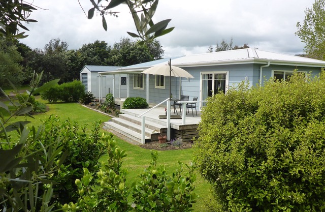 Beautiful cottage, adjacent to beach and Motu Trail. Private & Secluded!