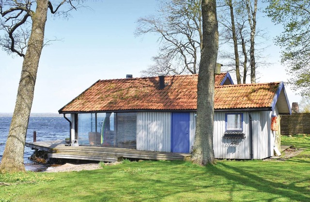 Beautiful cottage on a lakeside property with wood-burning stove, sauna and beautiful view of lake R